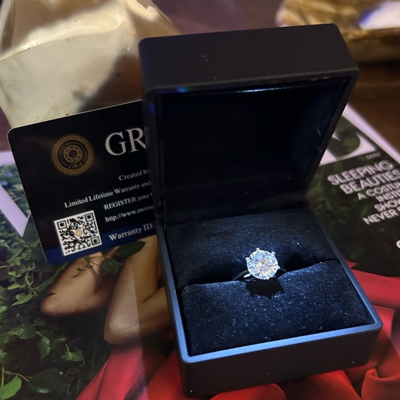 GORGEOUS 2ct solitaire genuine moissanite diamond ring NIB💍 - Picture 6 of 7